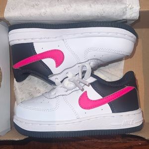 BRAND NEW TODDLER 7C black, white and pink Air Force 1